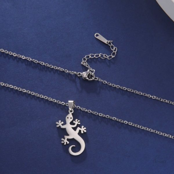 Pendentif salamandre sur collier porte-bonheur élégant