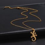 Collier en argent avec une salamandre stylisée