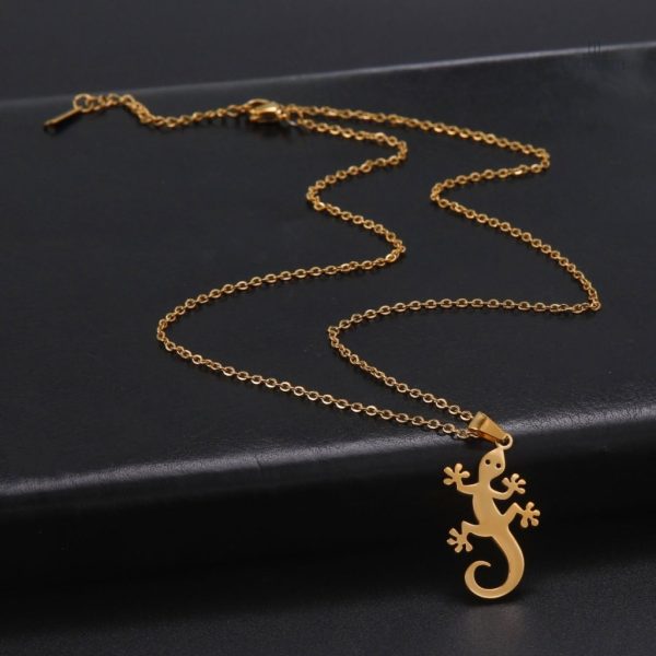 Collier en argent avec une salamandre stylisée