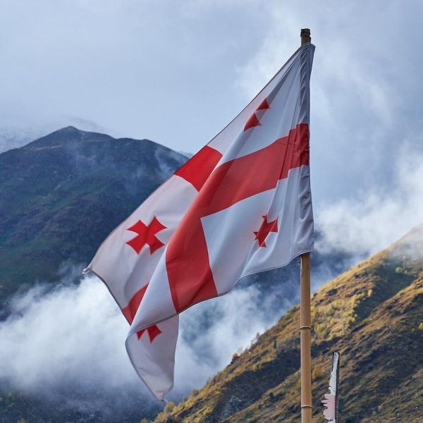 Drapeau géorgien avec croix rouge sur fond blanc