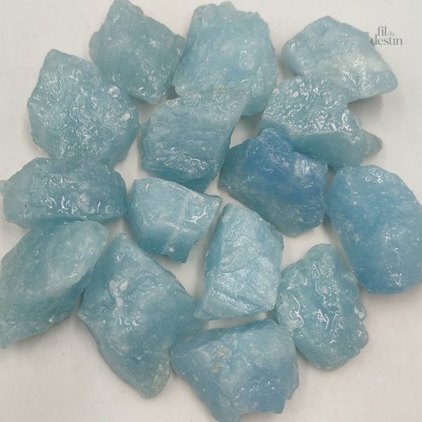 Lithothérapie avec éclats d'aigue marine, favorise l'équilibre émotionnel