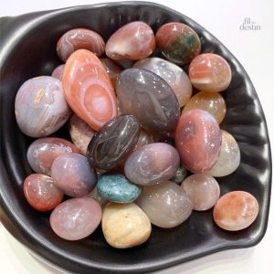 Gemmes d'agate polies, accessoire en lithothérapie moderne