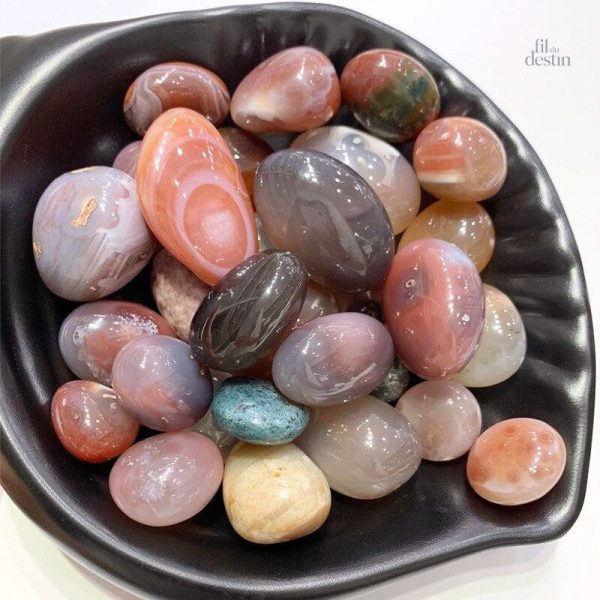 Gemmes d'agate polies, accessoire en lithothérapie moderne