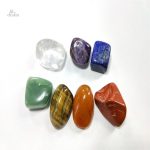Ensemble de pierres colorées représentant chaque chakra