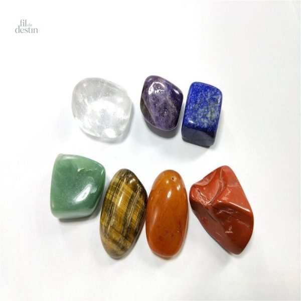 Ensemble de pierres colorées représentant chaque chakra