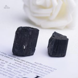 Morceaux de tourmaline noire, minéraux purificateurs d'énergie