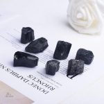 Petites pièces de tourmaline noire, cristaux protecteurs