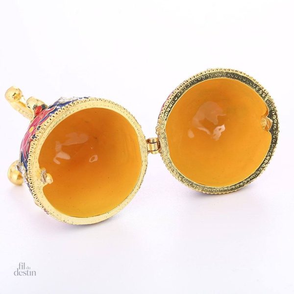 Oeuf de style Fabergé rouge, symbole de chance russe