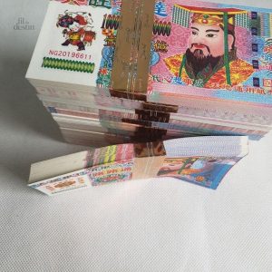 Rituel de la fête des fantômes avec papier joss