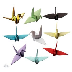 Origami de grue japonaise en papier coloré, symbole de bonheur