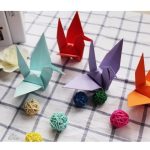Porte-bonheur japonais : grue origami raffinée en papier