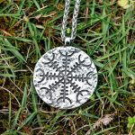 Amulette en minerai Aegishjalmur, talisman mystique unique