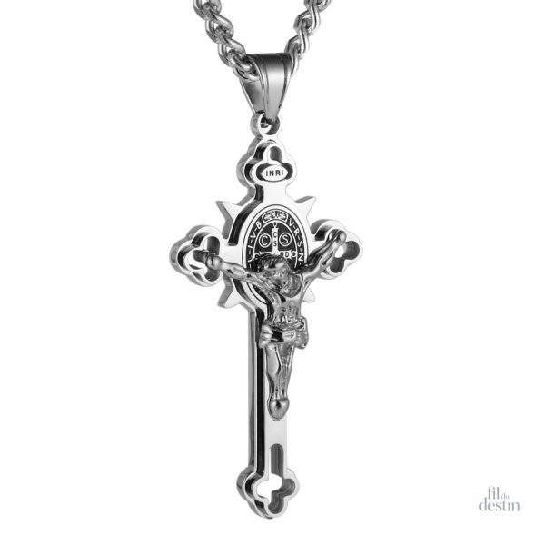 Pendentif en forme de crucifix, symbole de protection