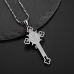 Bijou au pieu crucifix, accessoire spirituel unique