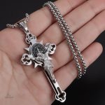 Accessoire religieux, pendentif au pieu en argent