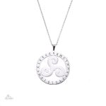 Amulette Triskel ornée de runes porte-bonheur