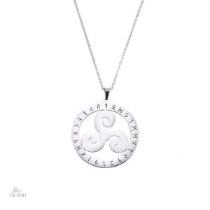 Amulette Triskel ornée de runes porte-bonheur