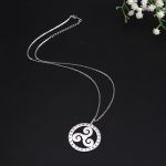 Bijou porte-bonheur Triskel marqué de runes mystiques