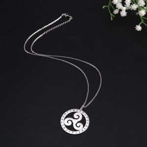 Bijou porte-bonheur Triskel marqué de runes mystiques