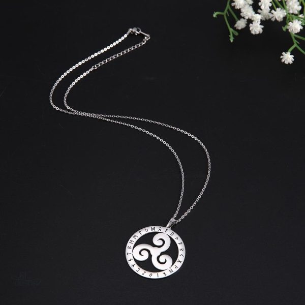 Bijou porte-bonheur Triskel marqué de runes mystiques