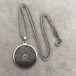 Pendentif symbolique avec inscriptions des noms d'Allah