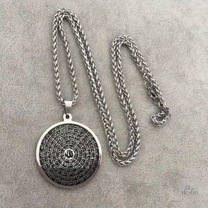 Pendentif symbolique avec inscriptions des noms d'Allah