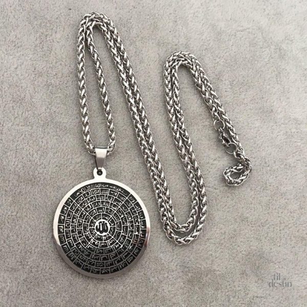 Pendentif symbolique avec inscriptions des noms d'Allah