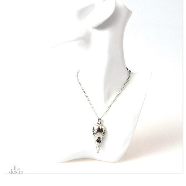 Pendentif crâne noir inspiré de la mythologie