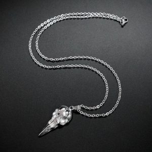 Bijou fantaisie avec crâne de corbeau décoratif