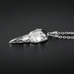 Pendentif chance avec crâne de corbeau sculpté