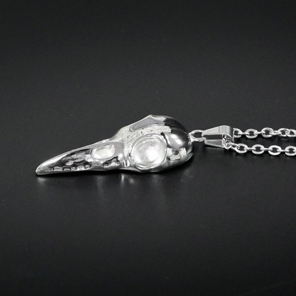 Pendentif chance avec crâne de corbeau sculpté