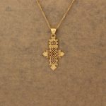 Pendentif porte-bonheur avec croix éthiopienne délicate
