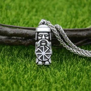 Pendentif porte-bonheur représentant le Domovoi