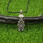 Pendentif protecteur inspiré de la tradition Domovoi