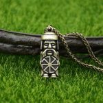 Pendentif porte-bonheur en hommage au Domovoi