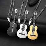 Bijou en forme de guitare gitane, un charme unique
