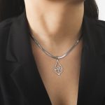 Pendentif porte-bonheur délicat en métal