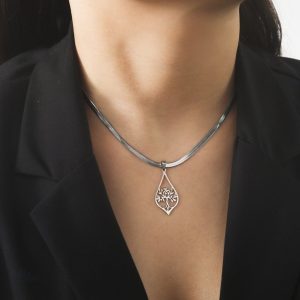 Pendentif porte-bonheur délicat en métal
