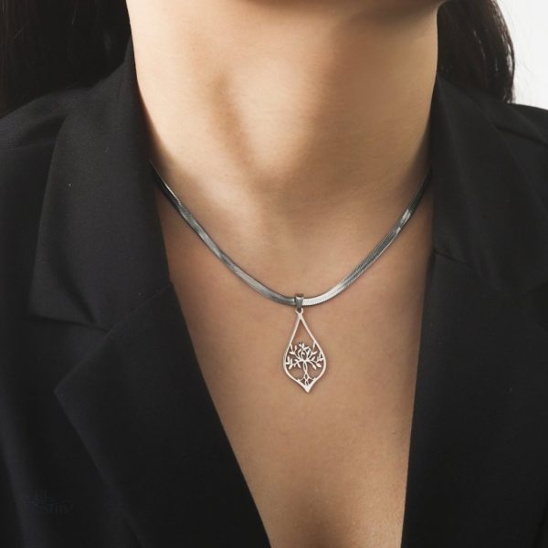 Pendentif porte-bonheur délicat en métal