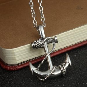 Bijou croix ancrée, accessoire spirituel et significatif