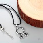Pendentif en croix, talisman inspiré des trolls