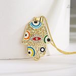 Pendentif main de Fatma aux yeux colorés, symbole de protection