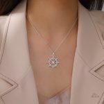 Roue du Dharma en pendentif, symbole de sagesse et équilibre