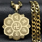 Pendentif porte-bonheur avec motif swastika symbolique