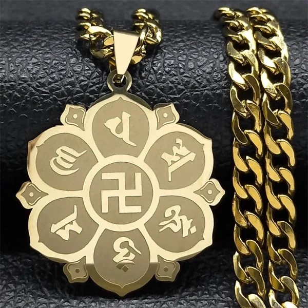 Pendentif porte-bonheur avec motif swastika symbolique