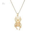 Pendentif scarabée porte-bonheur en métal doré