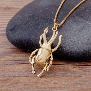 Pendentif scarabée stylisé avec chaîne délicate