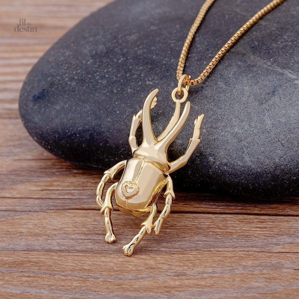 Pendentif scarabée stylisé avec chaîne délicate