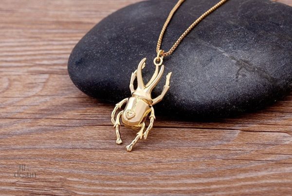 Scarabée en pendentif, éclat doré et élégant