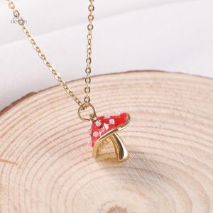 Pendentif en forme de champignon coloré, symbole de chance